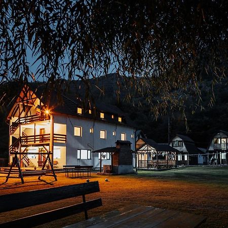 Отель Casa Ardeleana Lotrioara Экстерьер фото